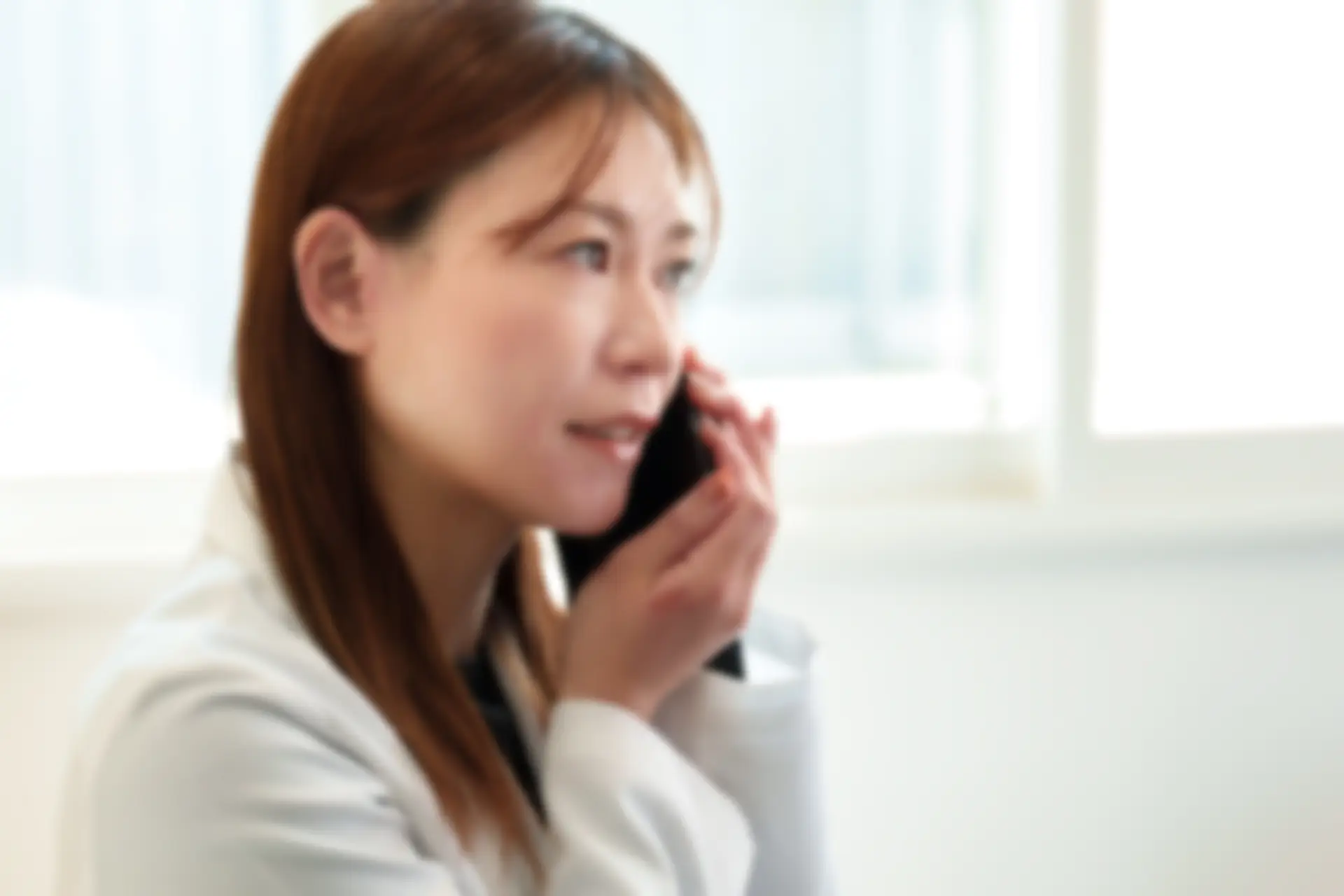 電話をかけている女性の画像